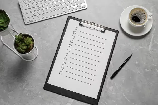 Checklist vierge sur un bureau avant le lancement d’une boutique en ligne.