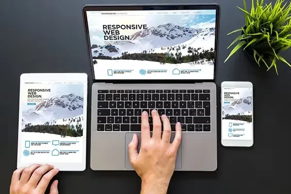 Affichage d'un pc portable, d'une tablette et d'un smartphone montrant le responsive design d'un site.